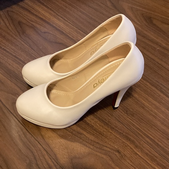 Ivory colour pump - Picture 2 of 4